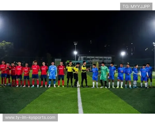 体育界重拳出击，足球比赛不断升温，足球比赛即将拉开帷幕,队员们彼此发出