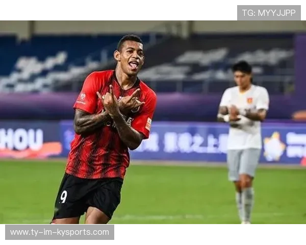 中国队前锋洛佩斯在巴黎奥运会上表现出色，足球运动员洛佩斯